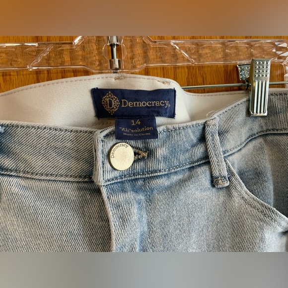 Democracy Light Wash Crop Jeans 14 - Picture 3 of 5